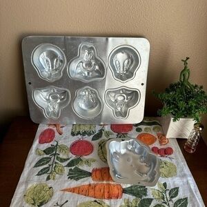 Vintage 90s Looney Tunes and Pooh cake molds set